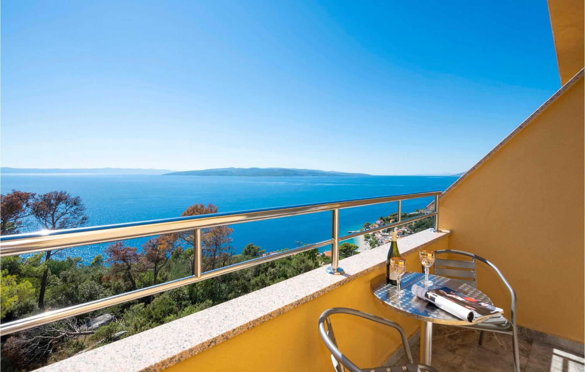 Stunning Apartment In Krvavica With Kitchen Luaran gambar