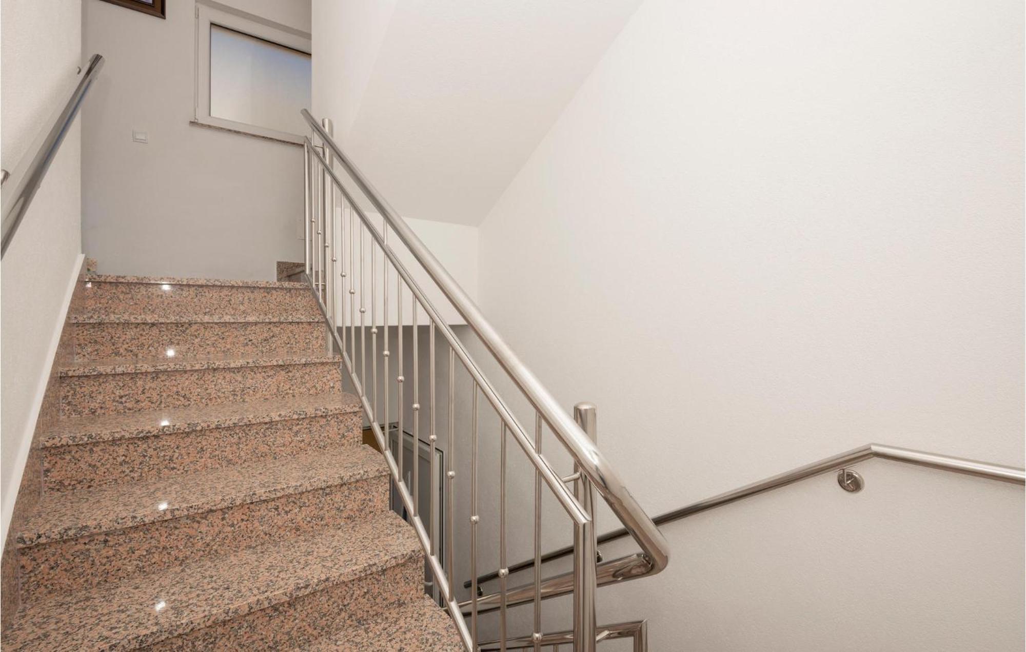Stunning Apartment In Krvavica With Kitchen Luaran gambar