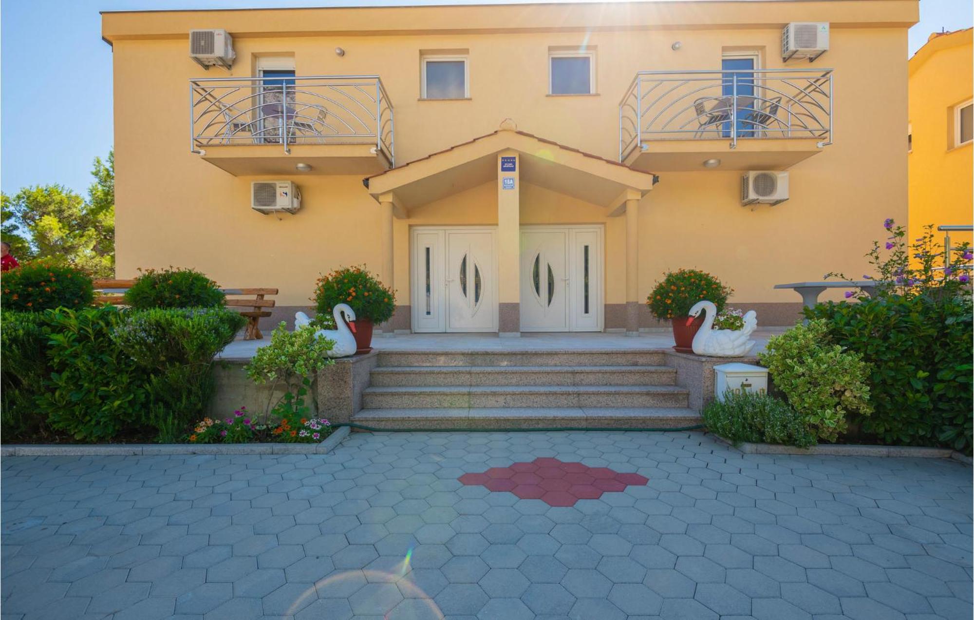 Stunning Apartment In Krvavica With Kitchen Luaran gambar