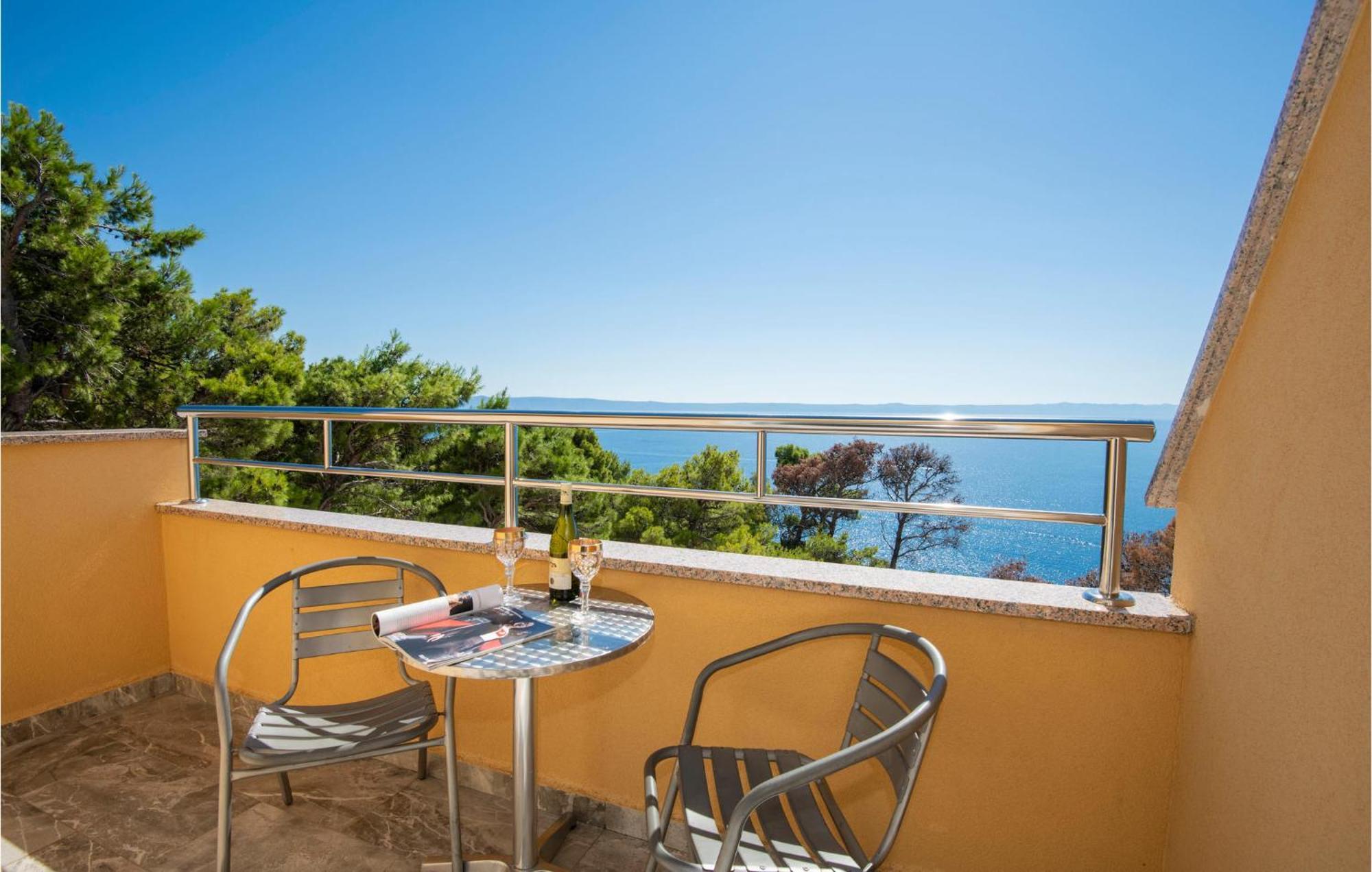 Stunning Apartment In Krvavica With Kitchen Luaran gambar
